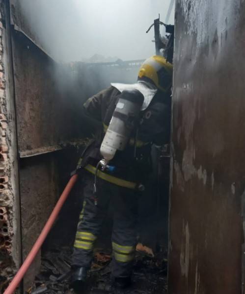 Incêndio destrói estufa de fumo em Morro da Fumaça — foto 2