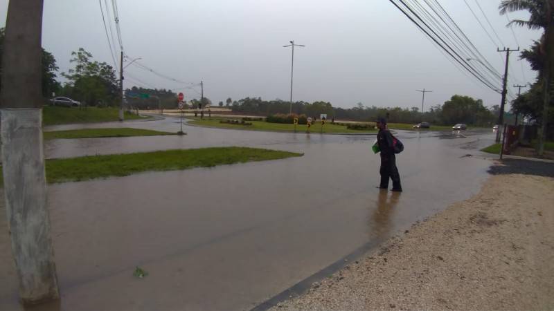 Vídeo: chuvas alagam rotatória no bairro Universitário — foto 1
