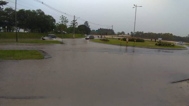 Vídeo: chuvas alagam rotatória no bairro Universitário — foto 2