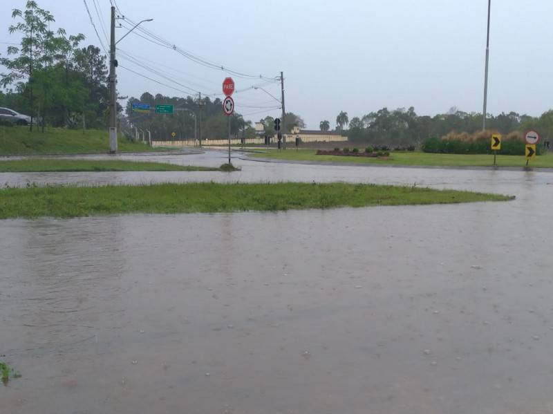 Vídeo: chuvas alagam rotatória no bairro Universitário — foto 4