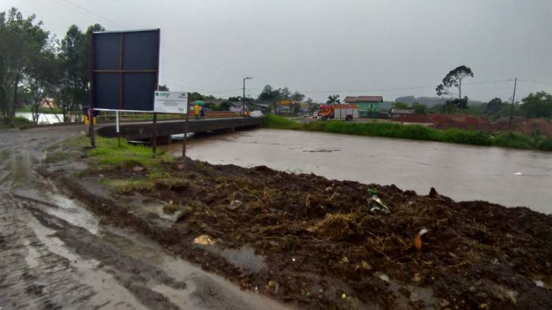 Rios elevados e móveis erguidos: moradores aflitos com as fortes chuvas em Criciúma — foto 2