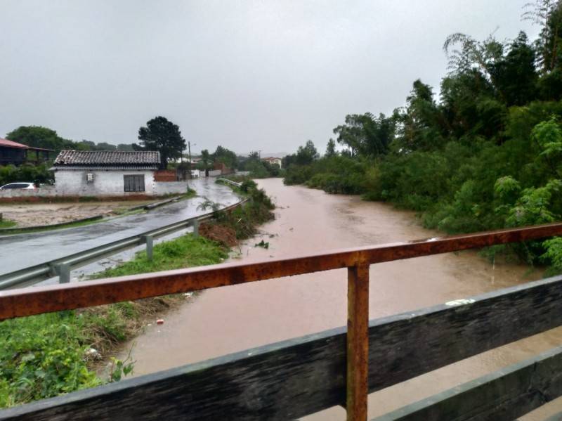 Rios elevados e móveis erguidos: moradores aflitos com as fortes chuvas em Criciúma — foto 10