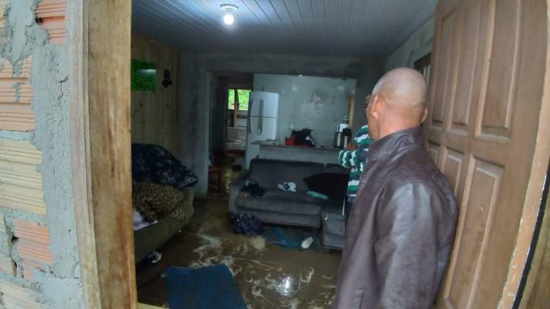 Enxurrada derruba muro, garagem e invade casa no bairro Ana Maria — foto 1