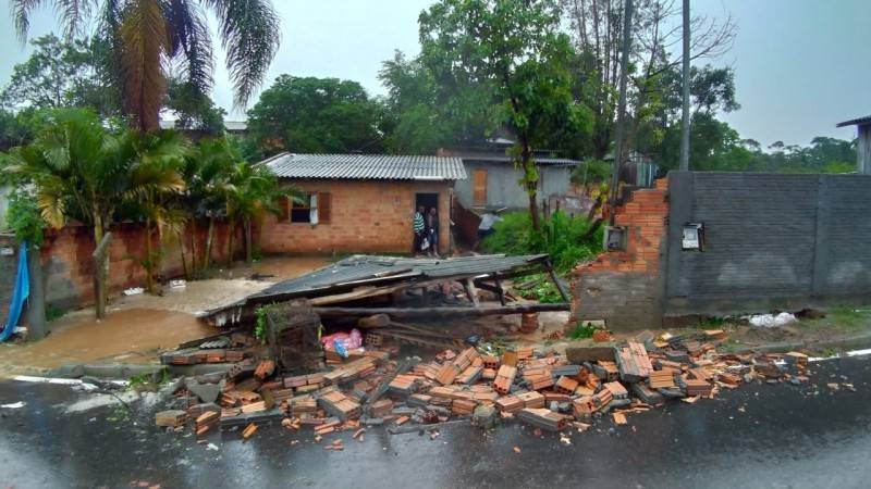 Enxurrada derruba muro, garagem e invade casa no bairro Ana Maria — foto 2