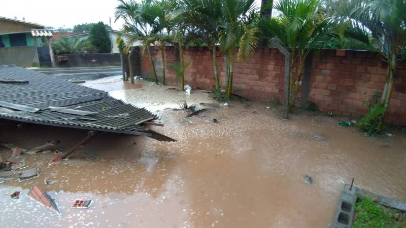 Enxurrada derruba muro, garagem e invade casa no bairro Ana Maria — foto 11