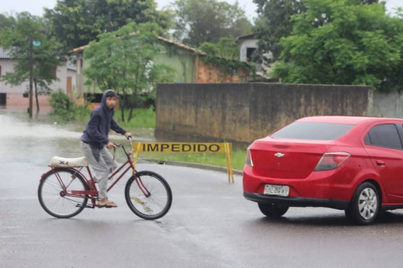 Forquilhinha: no bairro Cidade Alta água invade casas e bloqueia rua — foto 1