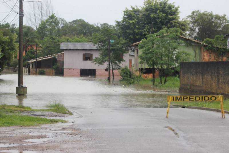 Forquilhinha: no bairro Cidade Alta água invade casas e bloqueia rua — foto 2