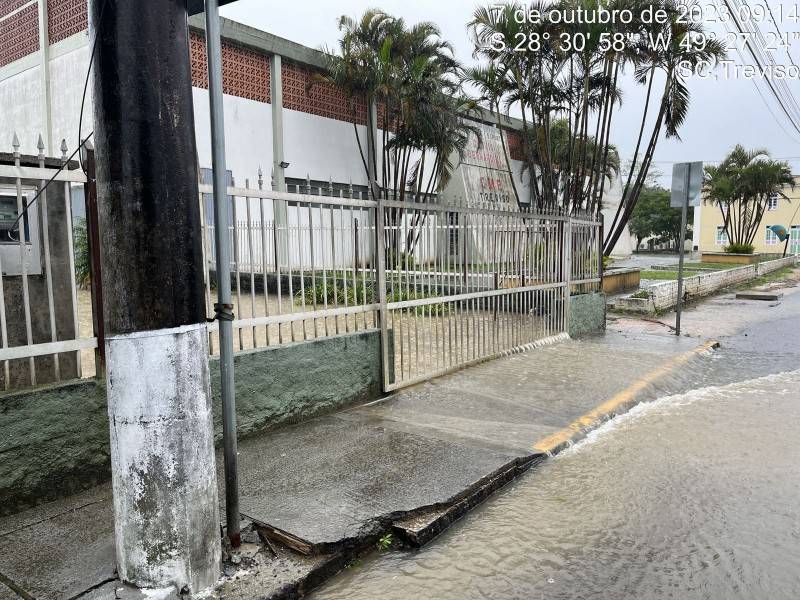 Treviso registra queda de pontes, danos no abastecimento de água e alagamento de casas e escola — foto 2