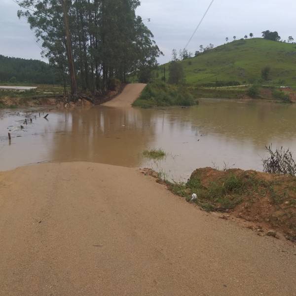 Em Gravatal, chuva causou rompimento de tubulações e alagamento em estradas — foto 1