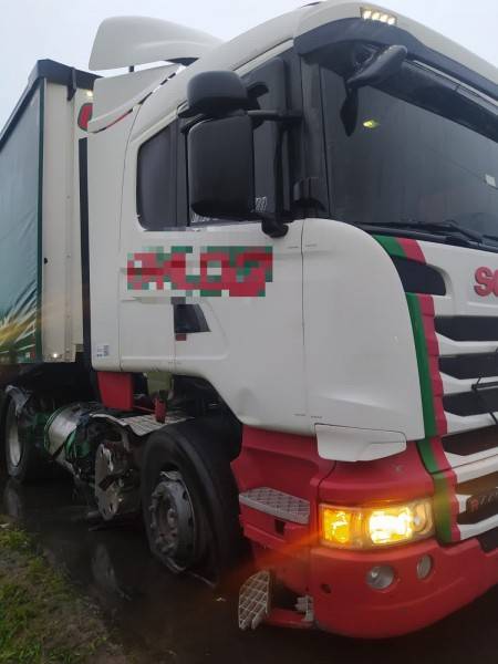 Criciúma: carro colide frontalmente com carreta após invadir a contramão da BR-101 — foto 1