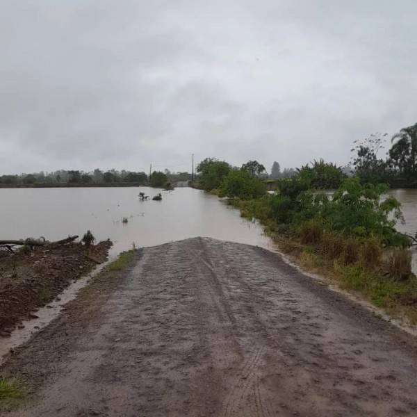 Mais de 600 pessoas estão isoladas em cinco comunidades de Meleiro — foto 6