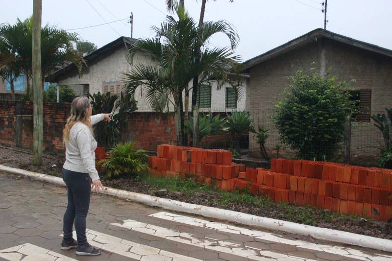 Moradoras imploram por solução de problema em drenagem que causa alagamentos e mau cheiro — foto 8