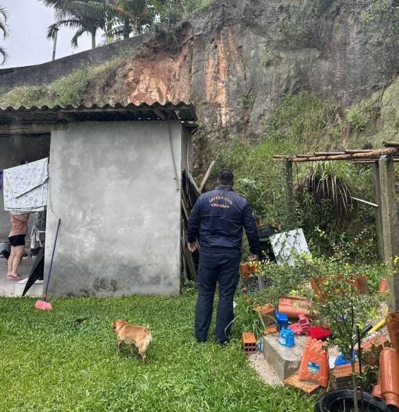 Deslizamento de rocha em lavanderia é registrado em Criciúma; solo encharcado preocupa Defesa Civil — foto 1
