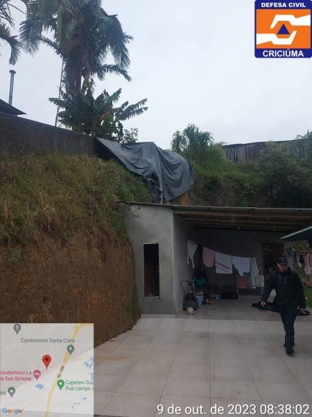Deslizamento de rocha em lavanderia é registrado em Criciúma; solo encharcado preocupa Defesa Civil — foto 2