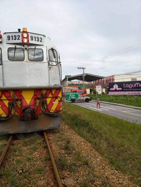 Colisão entre caminhão e trem deixa motorista ferido em Laguna — foto 1