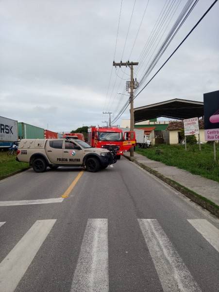 Colisão entre caminhão e trem deixa motorista ferido em Laguna — foto 2