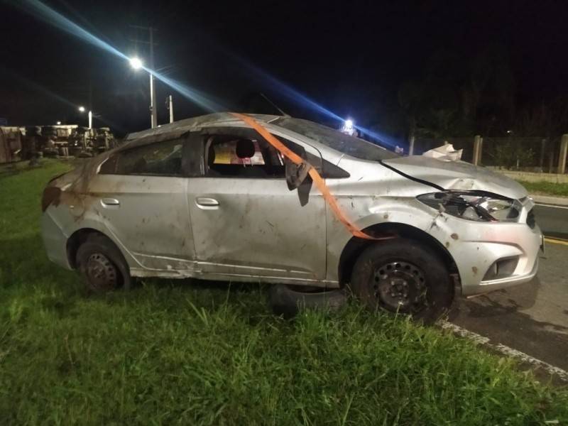 Caminhão tomba na marginal da BR-101 em São João do Sul — foto 2