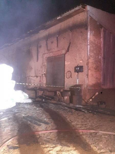 Galpão é destruído por incêndio em São João do Sul — foto 1