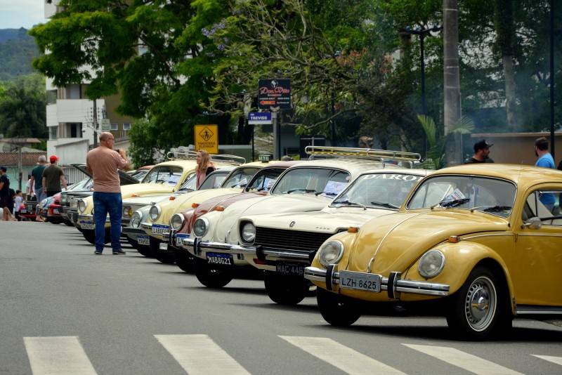 Encontro de Carros Antigos e Pedal do Outubro Rosa movimentam Piazza Nova Belluno em Siderópolis — foto 8