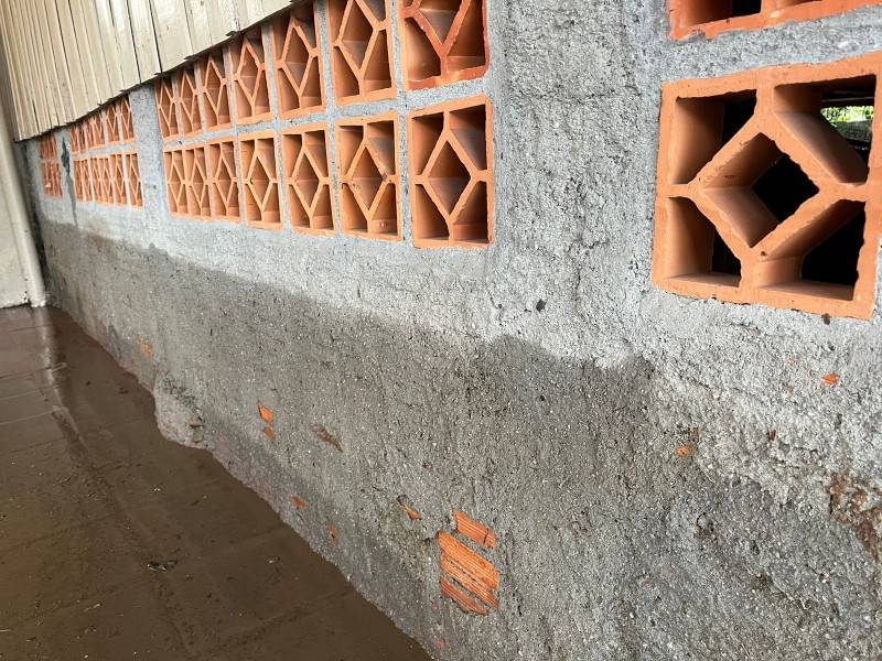 Moradora contabiliza prejuízo e pede solução para enchentes na rua São Domingos, próximo a Unesc — foto 1