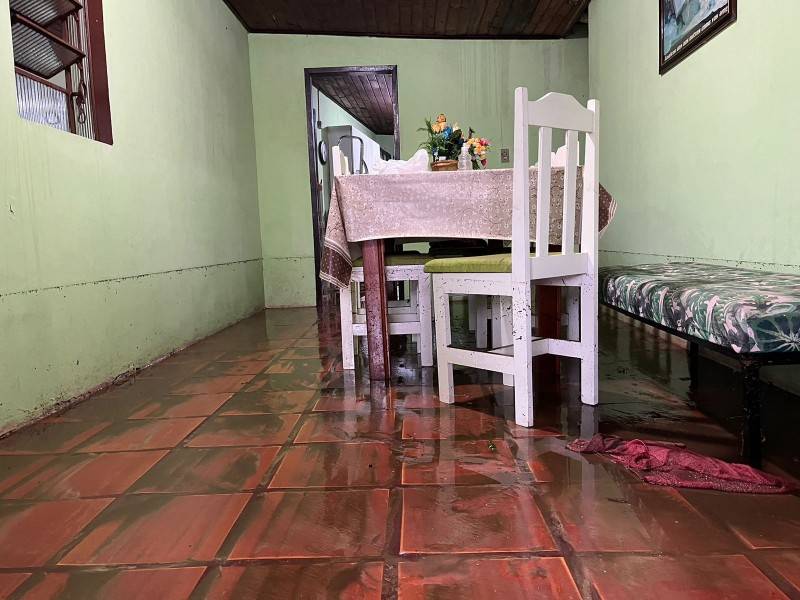 Moradora contabiliza prejuízo e pede solução para enchentes na rua São Domingos, próximo a Unesc — foto 2
