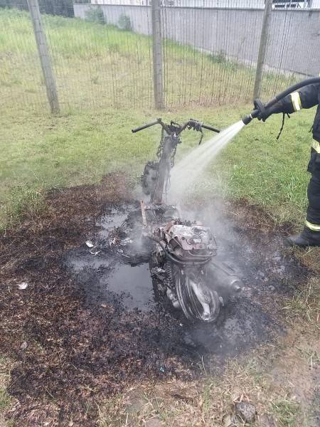 Incêndio destrói motocicleta no bairro São Luiz em Criciúma — foto 1