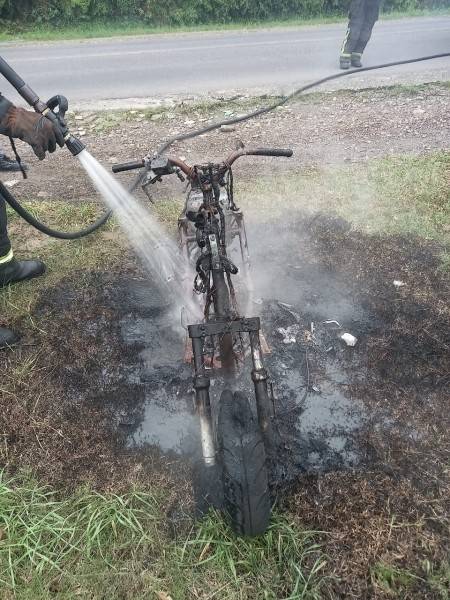 Incêndio destrói motocicleta no bairro São Luiz em Criciúma — foto 2