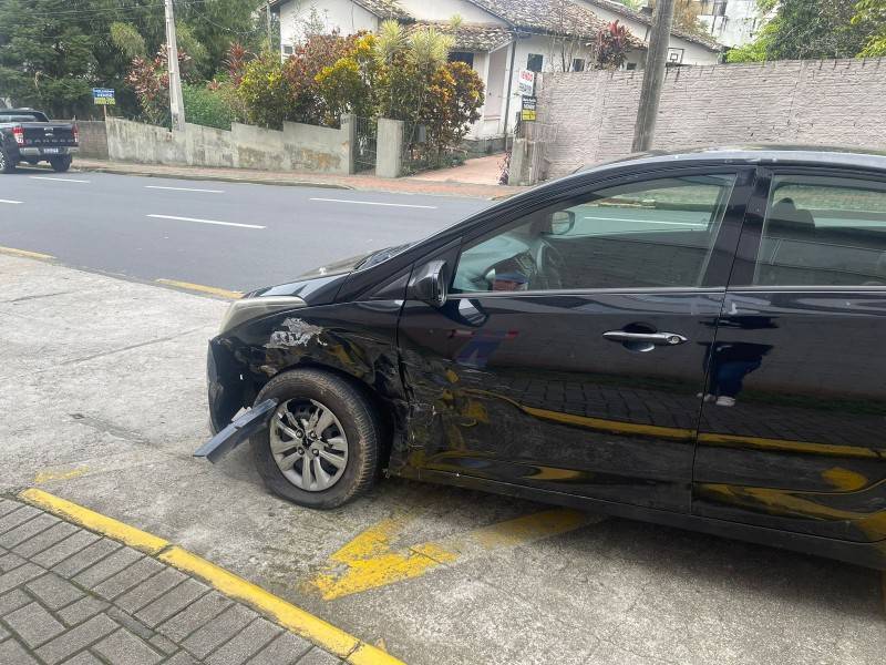Colisão entre carros é registrada na rua Hercílio Luz em Criciúma — foto 1