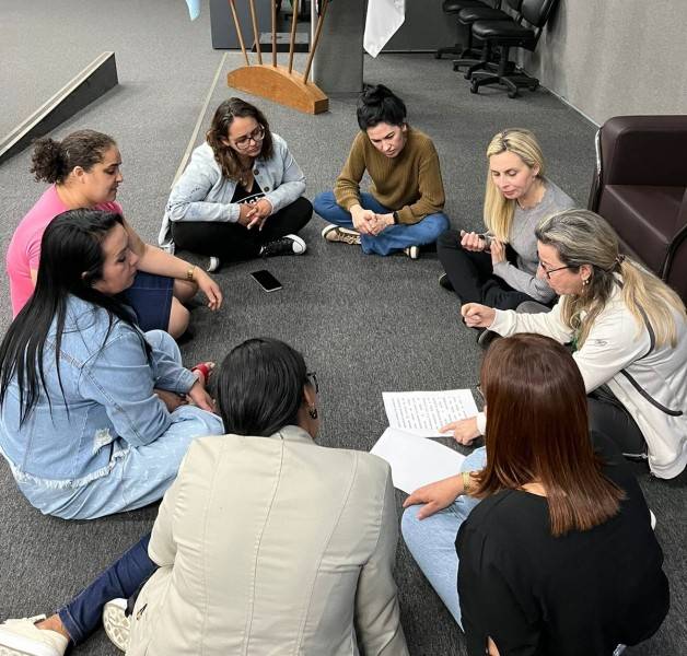 Profissionais da rede municipal de ensino recebem capacitação em noções básicas de primeiros socorros — foto 1