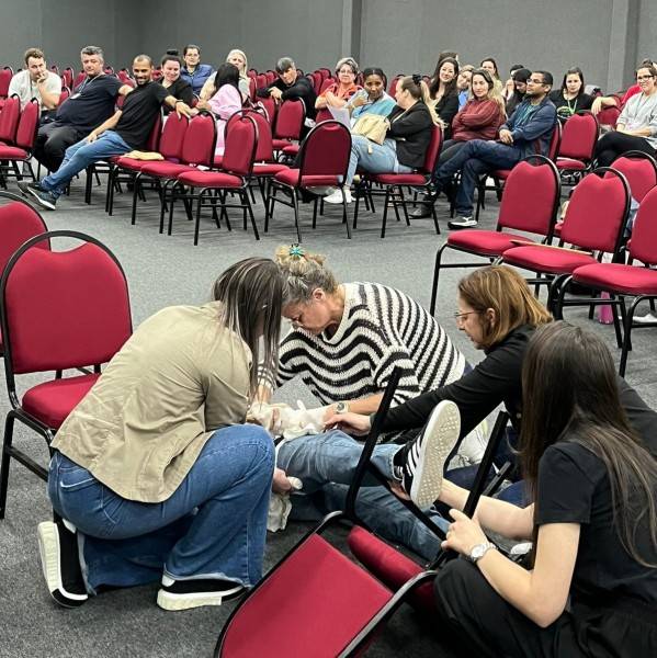 Profissionais da rede municipal de ensino recebem capacitação em noções básicas de primeiros socorros — foto 2