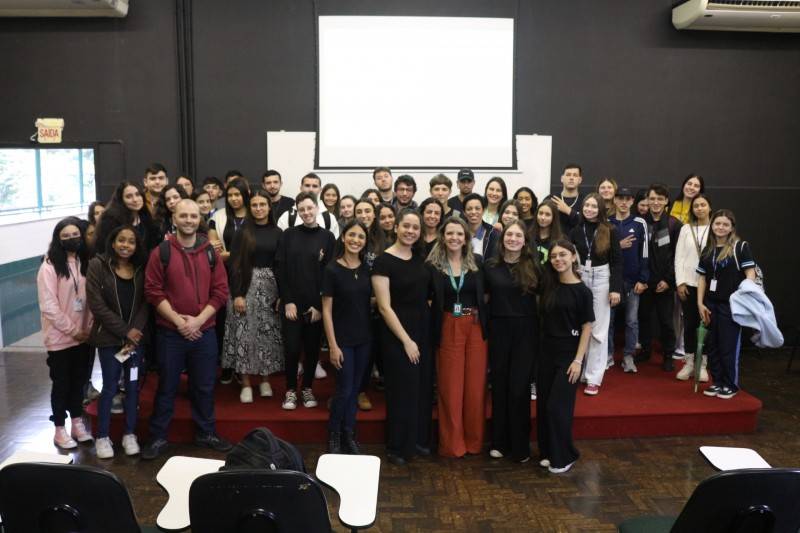Alunos do Colégio Satc ministram oficina sobre finanças para a comunidade — foto 1