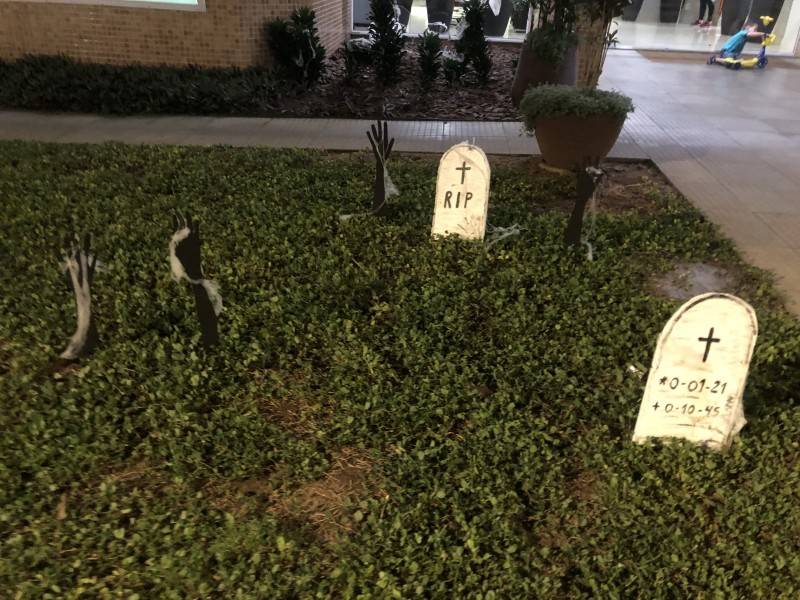 Moradores se reúnem e enfeitam prédio no clima do halloween em Criciúma — foto 1