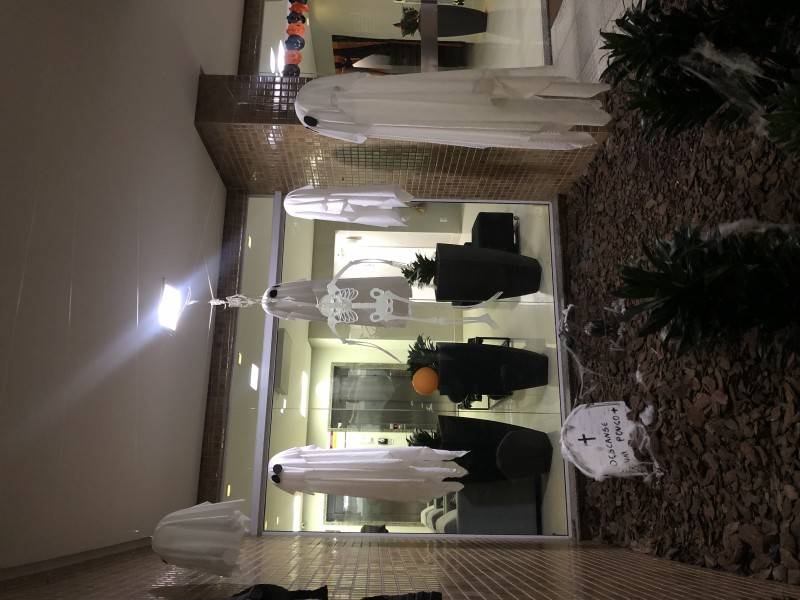 Moradores se reúnem e enfeitam prédio no clima do halloween em Criciúma — foto 2