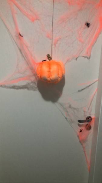 Moradores se reúnem e enfeitam prédio no clima do halloween em Criciúma — foto 8