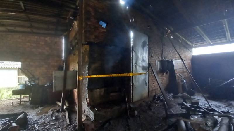 Sombrio: incêndio danifica estufa de fumo no bairro Sanga Negra — foto 2