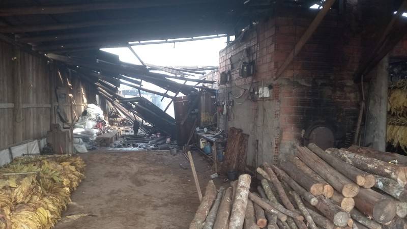 Incêndio destrói parte de estufa de fumo em Sombrio — foto 1