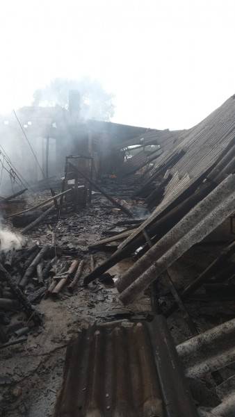 Incêndio destrói parte de estufa de fumo em Sombrio — foto 2