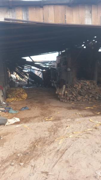Incêndio destrói parte de estufa de fumo em Sombrio — foto 4