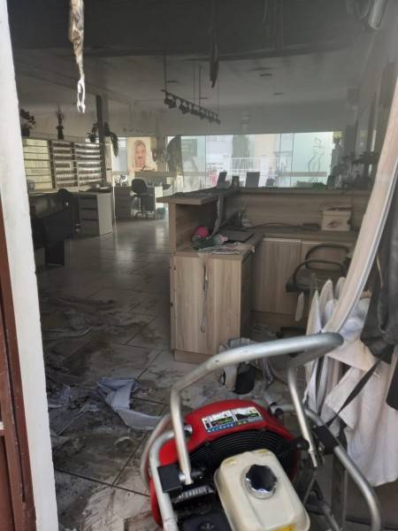Sala comercial é atingida por incêndio em Balneário Gaivota — foto 2