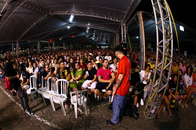 Em show de Gio Lisboa, milhares de pessoas celebram os 27 anos do Criciúma Shopping — foto 1