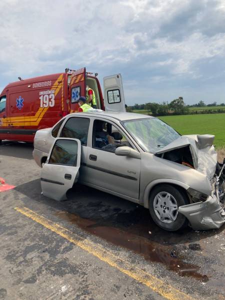 Acidente de trânsito entre três veículos deixa pessoas feridas em Meleiro — foto 2