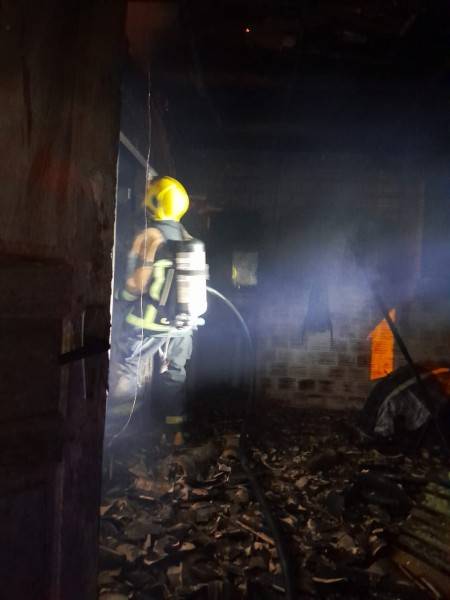 Incêndio atinge casa em Sangão enquanto morador dormia — foto 1