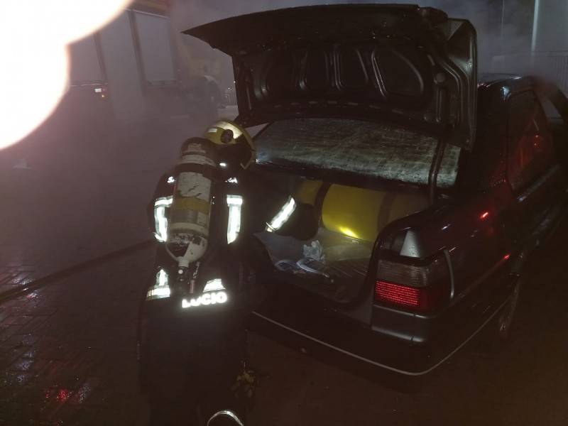 Carro pega fogo na avenida Luiz Lazzarin, em Criciúma — foto 1