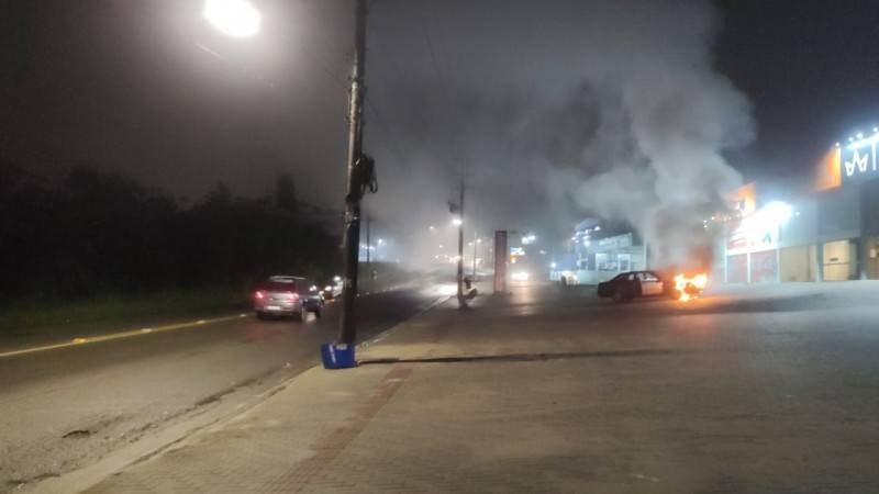 Carro pega fogo na avenida Luiz Lazzarin, em Criciúma — foto 2