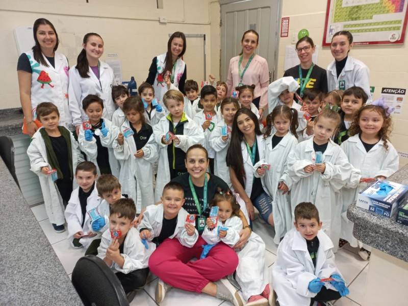 Quimicando Kids visa aproximar as crianças do mundo da química na Satc — foto 1