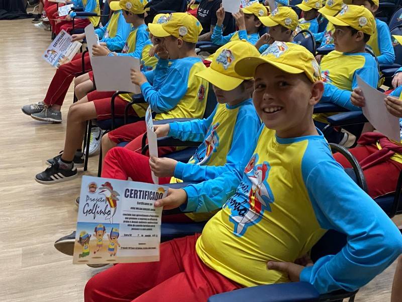 Com o Corpo de Bombeiros, Içara forma 160 alunos no Projeto Golfinho — foto 2