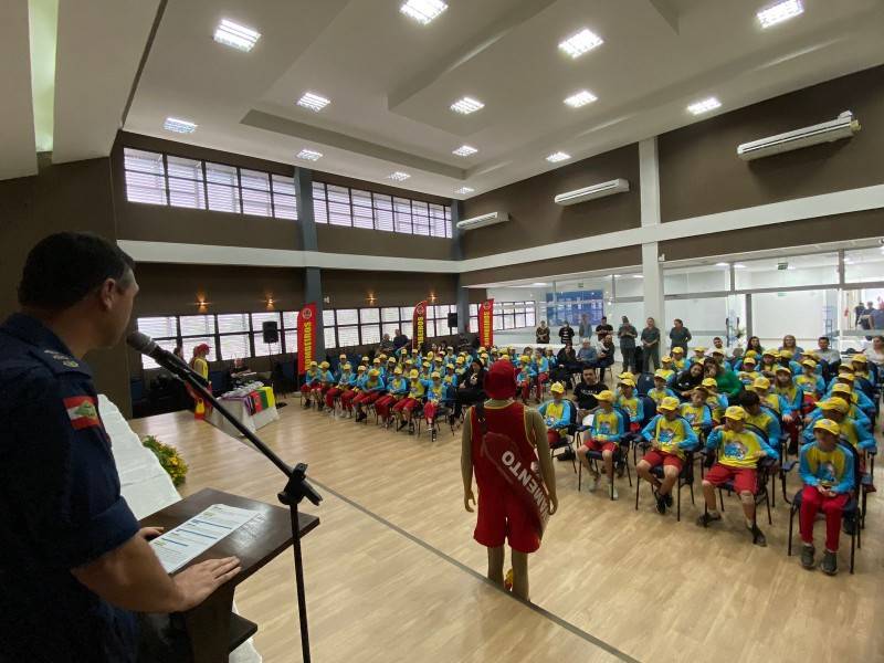 Com o Corpo de Bombeiros, Içara forma 160 alunos no Projeto Golfinho — foto 5