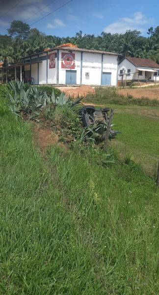 Carro com cinco ocupantes capota na rodovia Genésio Mazon, em Urussanga — foto 1