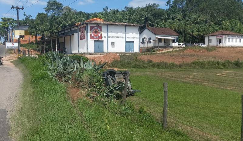Carro com cinco ocupantes capota na rodovia Genésio Mazon, em Urussanga — foto 2