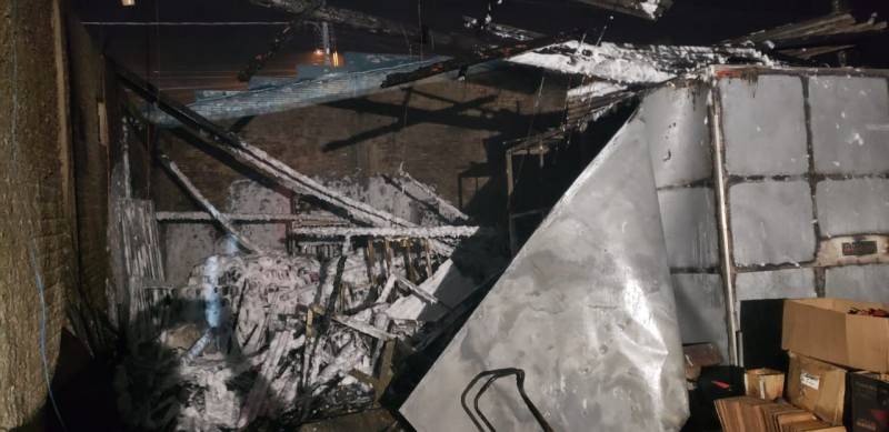 Incêndio em pavilhão com produtos inflamáveis mobiliza bombeiros em Araranguá — foto 3
